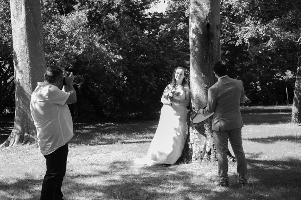 Couple en train d'être pris en photo avec Dominique Ducasse Photo de Dominique Ducasse. Photographe à Poitiers. Photo de mariage